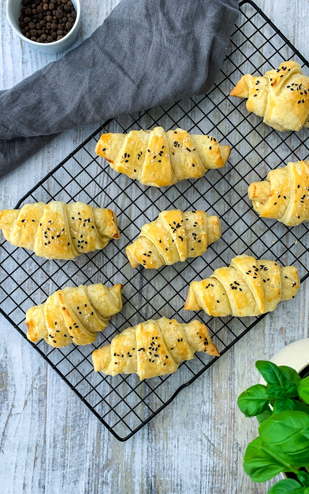 Knusprige Gaumenfreude: Croissants mit Lachsfüllung - Mimi &amp; Rose Food Love