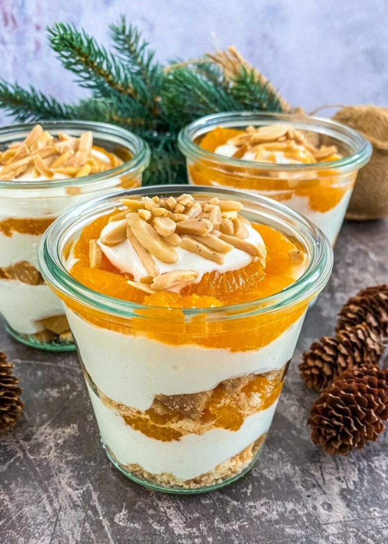 Einfaches und schnelles Glasdessert mit Mandarin-Orangen