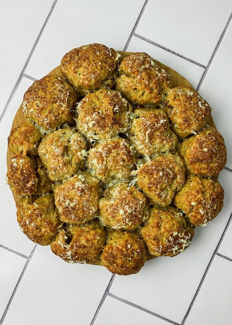 Würzige Brötchen-Sonne mit Lauch, Parmesan und getrockneten Tomaten